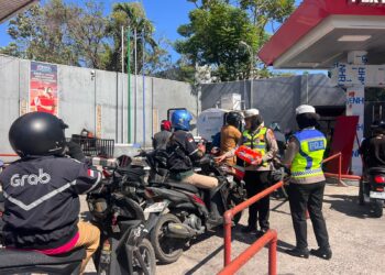 Polantas Parepare Berbagi Air Minum ke Pengendara yang Antre BBM, Sambil Ingatkan Tertib Parkir