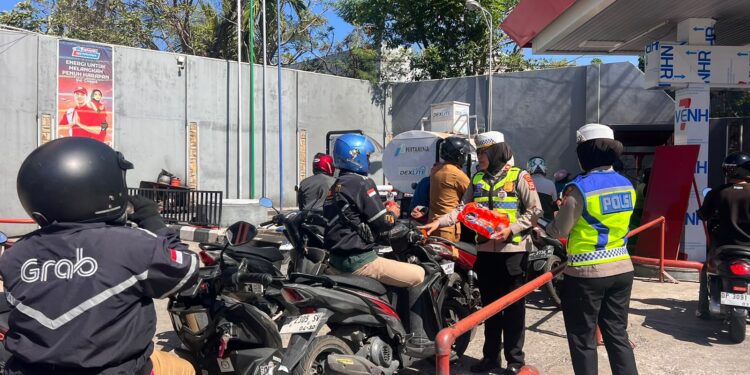 Polantas Parepare Berbagi Air Minum ke Pengendara yang Antre BBM, Sambil Ingatkan Tertib Parkir