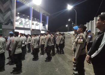 Sidokkes Polres Parepare siagakan kesehatan lapangan saat pengamanan laga PSM Makassar vs Persita di Stadion BJ Habibie