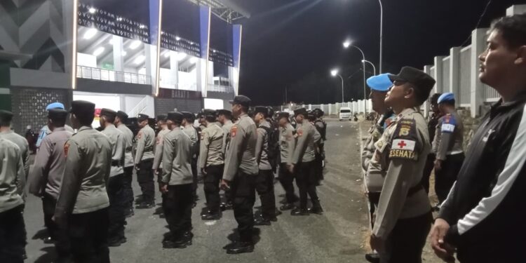 Sidokkes Polres Parepare siagakan kesehatan lapangan saat pengamanan laga PSM Makassar vs Persita di Stadion BJ Habibie