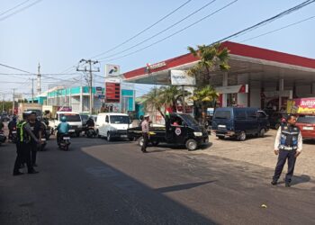 Antrean kendaraan SPBU Puang Late dipantau Satlantas Polres Parepare