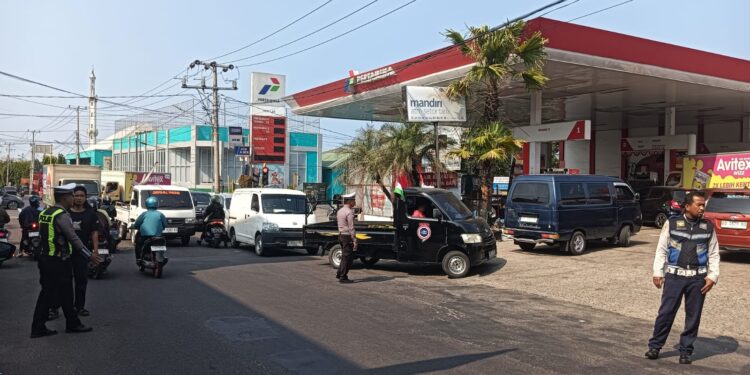 Antrean kendaraan SPBU Puang Late dipantau Satlantas Polres Parepare