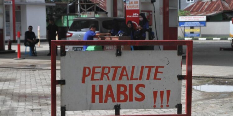 Kelangkaan Pertalite di Parepare membuat warga kesulitan mendapatkan BBM