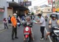 but asap Parepare, Dinas Kesehatan membagikan masker kepada warga di Lapangan Andi Makkasau.