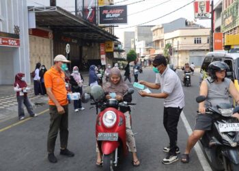 but asap Parepare, Dinas Kesehatan membagikan masker kepada warga di Lapangan Andi Makkasau.