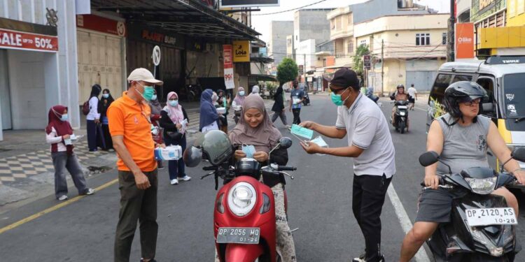 but asap Parepare, Dinas Kesehatan membagikan masker kepada warga di Lapangan Andi Makkasau.
