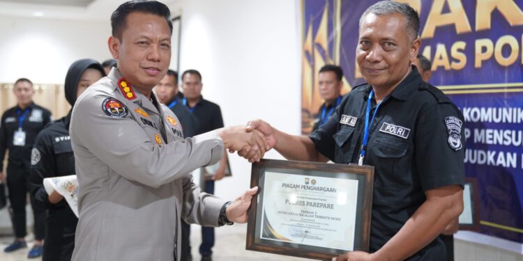 Polres Parepare meraih Juara 2 kategori Mitra Kerja pada Rakernis Bidhumas Polda Sulsel 2026