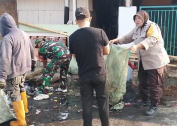 Bhabinkamtibmas Kelurahan Bukit Indah Aiptu Nurainy bersama warga di Parepare