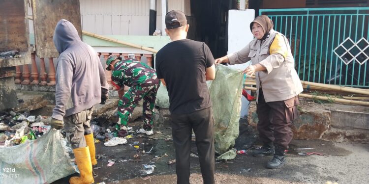 Bhabinkamtibmas Kelurahan Bukit Indah Aiptu Nurainy bersama warga di Parepare