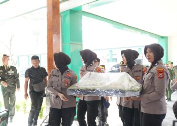 HUT TNI ke-81 Kapolres Parepare beri kejutan nasi tumpeng kepada Brigif 11/Badik Sakti