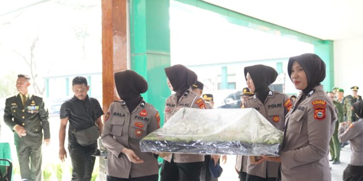 HUT TNI ke-81 Kapolres Parepare beri kejutan nasi tumpeng kepada Brigif 11/Badik Sakti