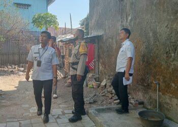 Bhabinkamtibmas Lakessi mendata rumah tidak layak huni di Parepare