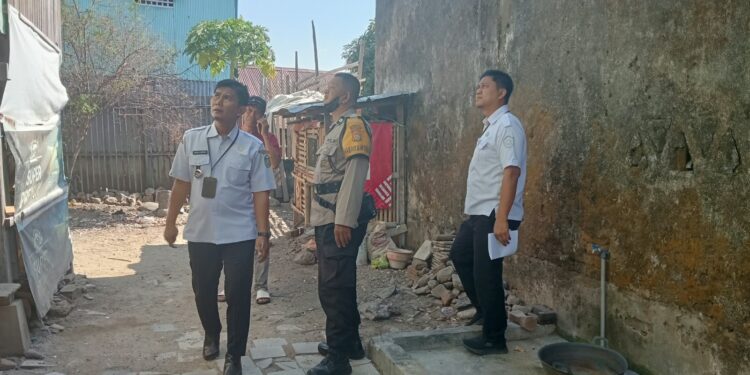 Bhabinkamtibmas Lakessi mendata rumah tidak layak huni di Parepare
