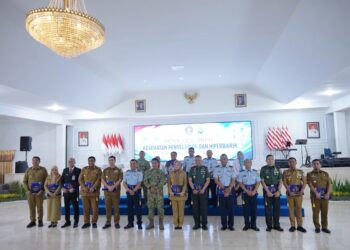 Tasming Hamid terima brevet kehormatan TNI AL pada Hari Kesehatan TNI AL 2026 di Makassar