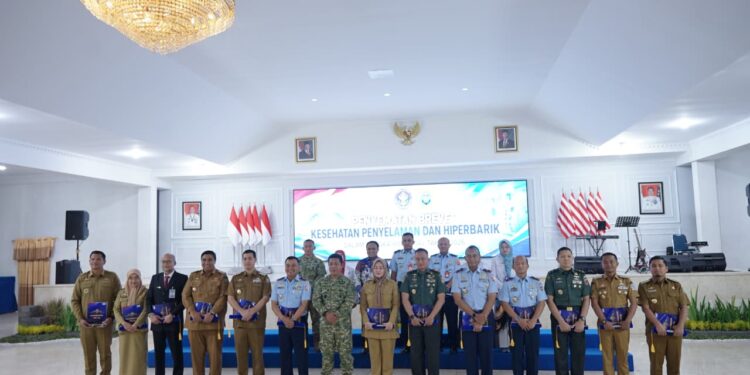 Tasming Hamid terima brevet kehormatan TNI AL pada Hari Kesehatan TNI AL 2026 di Makassar
