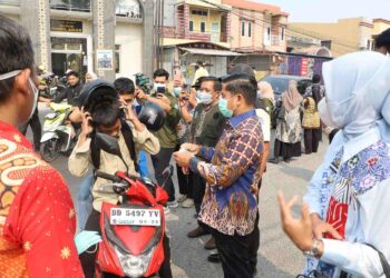 Pembagian masker di Parepare oleh Pemkot Parepare untuk mengantisipasi gangguan pernapasan akibat kabut asap