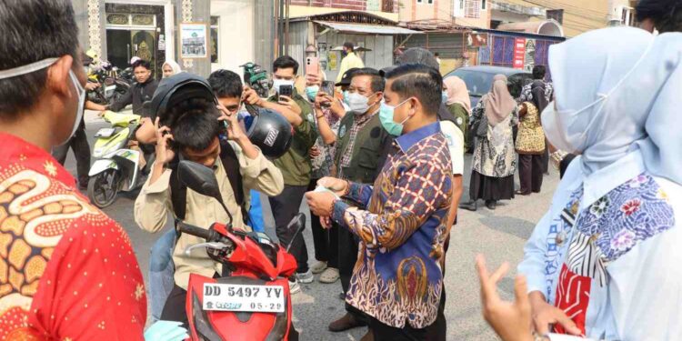 Pembagian masker di Parepare oleh Pemkot Parepare untuk mengantisipasi gangguan pernapasan akibat kabut asap