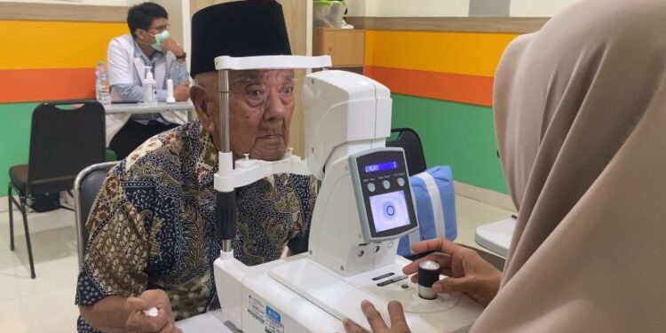 Operasi katarak gratis Parepare di RSUD Andi Makkasau diawali skrining kesehatan calon pasien