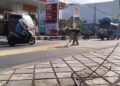Polisi Bersihkan Sekam di Jalan Parepare untuk Cegah Bahaya Pengendara