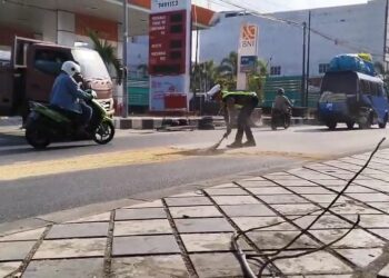 Polisi Bersihkan Sekam di Jalan Parepare untuk Cegah Bahaya Pengendara