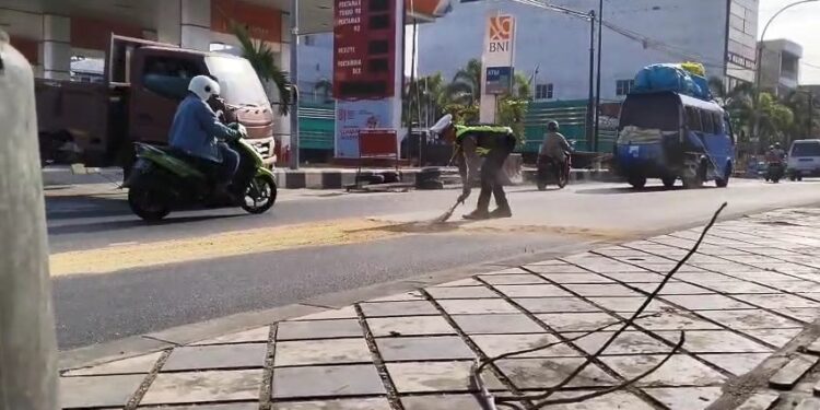 Polisi Bersihkan Sekam di Jalan Parepare untuk Cegah Bahaya Pengendara